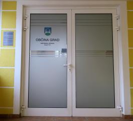 Prelepili smo tudi vrata v občinsko stavbo, da je izgled urejen po protokolarno.